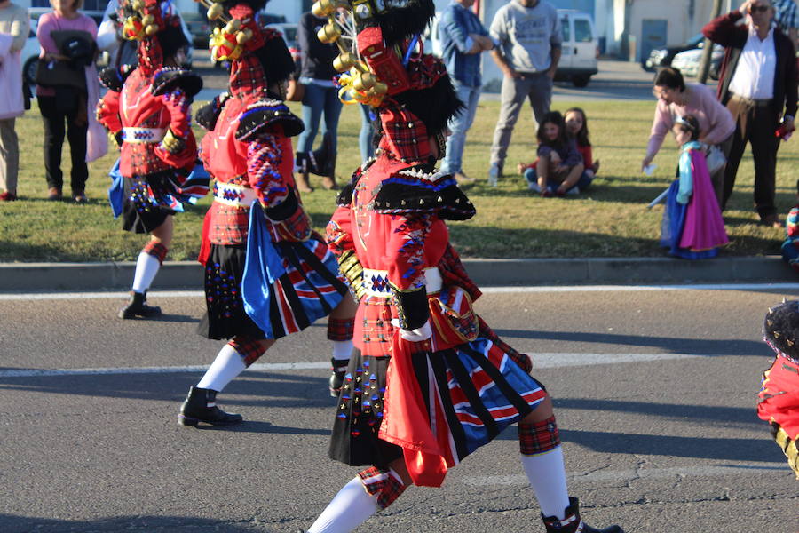 Los vecinos vuelven a disfrutar con un desfile lleno de color y diversón con más de 500 participantes repartidos entre las distintas categorías. 