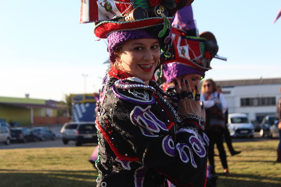 Los vecinos vuelven a disfrutar con un desfile lleno de color y diversón con más de 500 participantes repartidos entre las distintas categorías. 