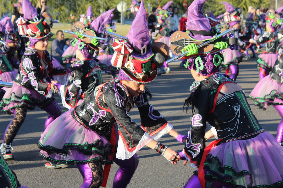 Los vecinos vuelven a disfrutar con un desfile lleno de color y diversón con más de 500 participantes repartidos entre las distintas categorías. 