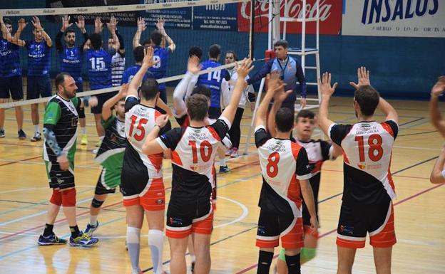 Los jugadores celebran la victoria 