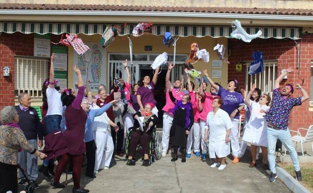 Mayores y trabajadoras celebran el Día de la Mujer en la residencia 