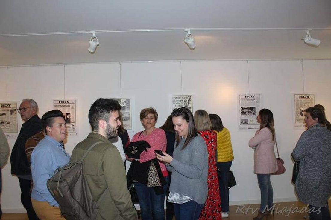 Exposición de portadas de HOY y de HOY Miajadas en el Palacio Obispo Solís en la que se repasan los acontecimientos más destacados de la localidad y que tuvieron su espacio en el periódico