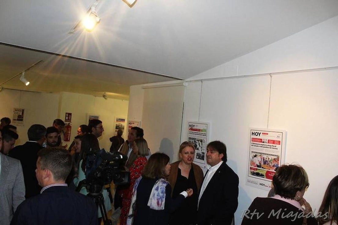 Exposición de portadas de HOY y de HOY Miajadas en el Palacio Obispo Solís en la que se repasan los acontecimientos más destacados de la localidad y que tuvieron su espacio en el periódico