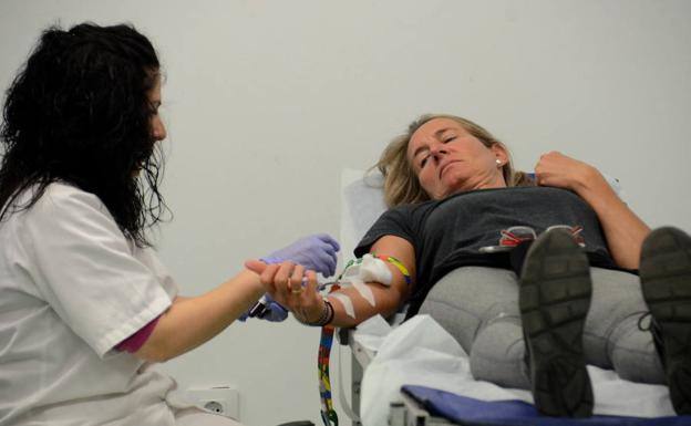 Le extraen sangre a una donante 