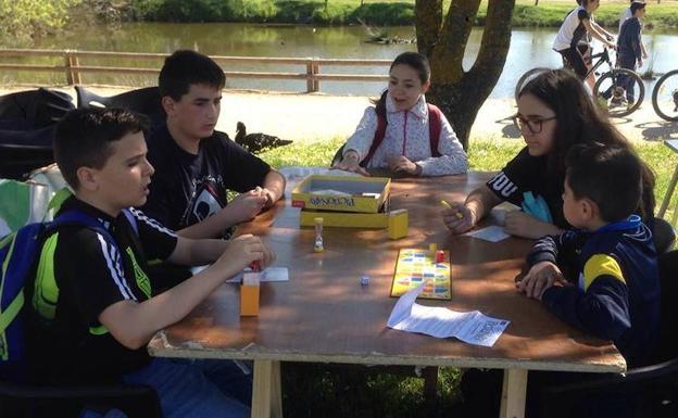 Un grupo de niños se entretienen con un juego de mesa 