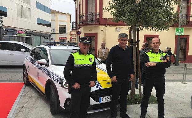 El alcalde Antonio Díaz y dos agentes posan junto al nuevo vehículo 