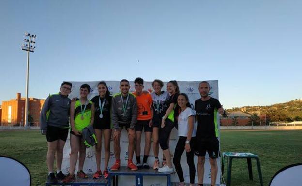 Miembros del Club de Atlemismo posan ante la cámara 