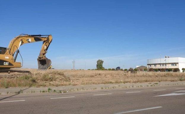Una máquina trabaja en el lugar de la construcción 