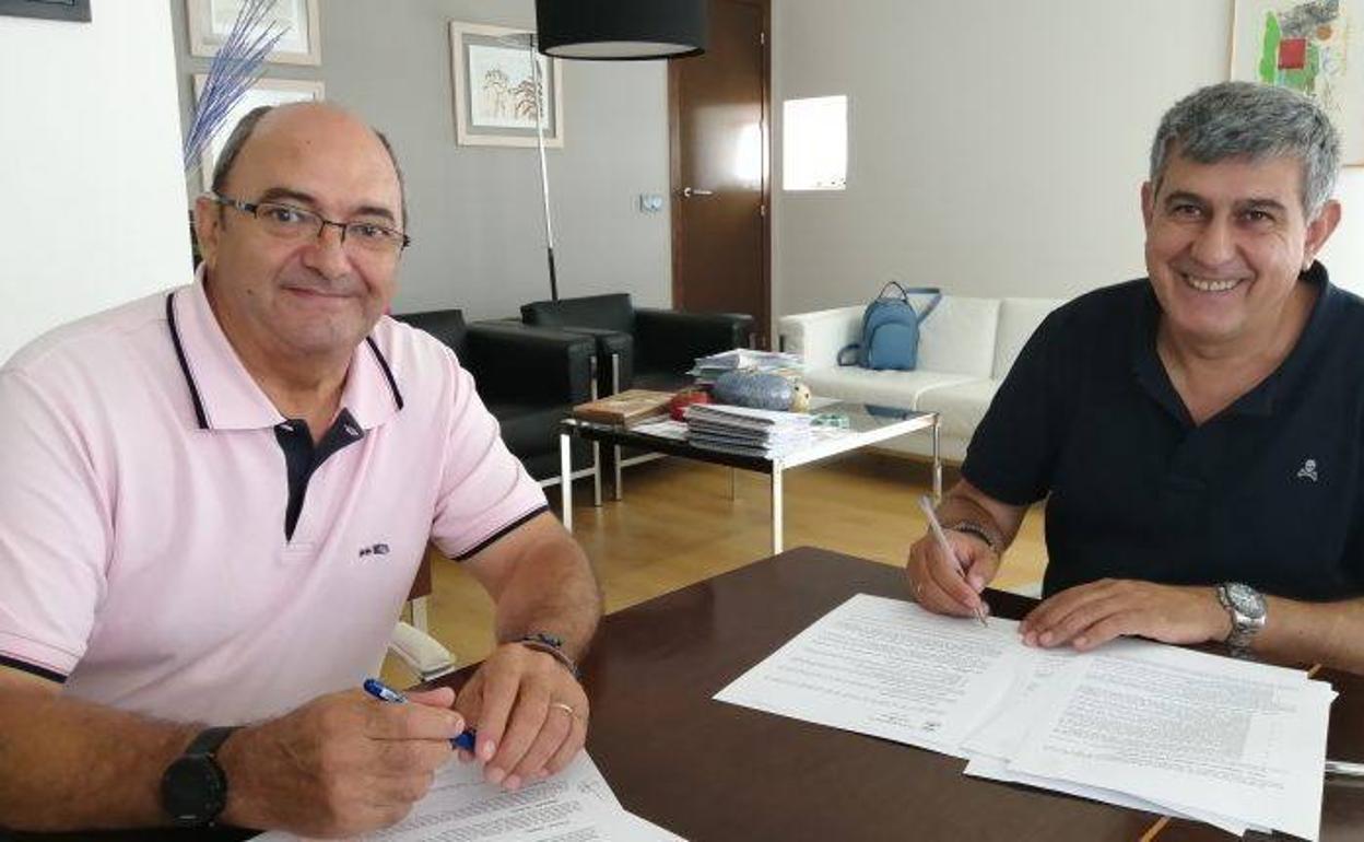 Manuel Hoyas y Antonio Díaz firman el acuerdo 