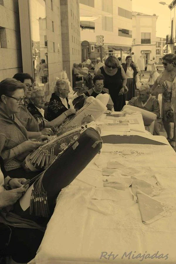 La localidad de Miajadas celebró el pasado fin de semana una bonita jornada en la que el centro del pueblo rememoró cómo eran las ferias de agosto en 1854. Decenas de vecinos, ataviados con la ropa de la época, disfrutaron de un evento singular y que estuvo orgnizado por la Sociedad Histórica Villa de Miajadas. 