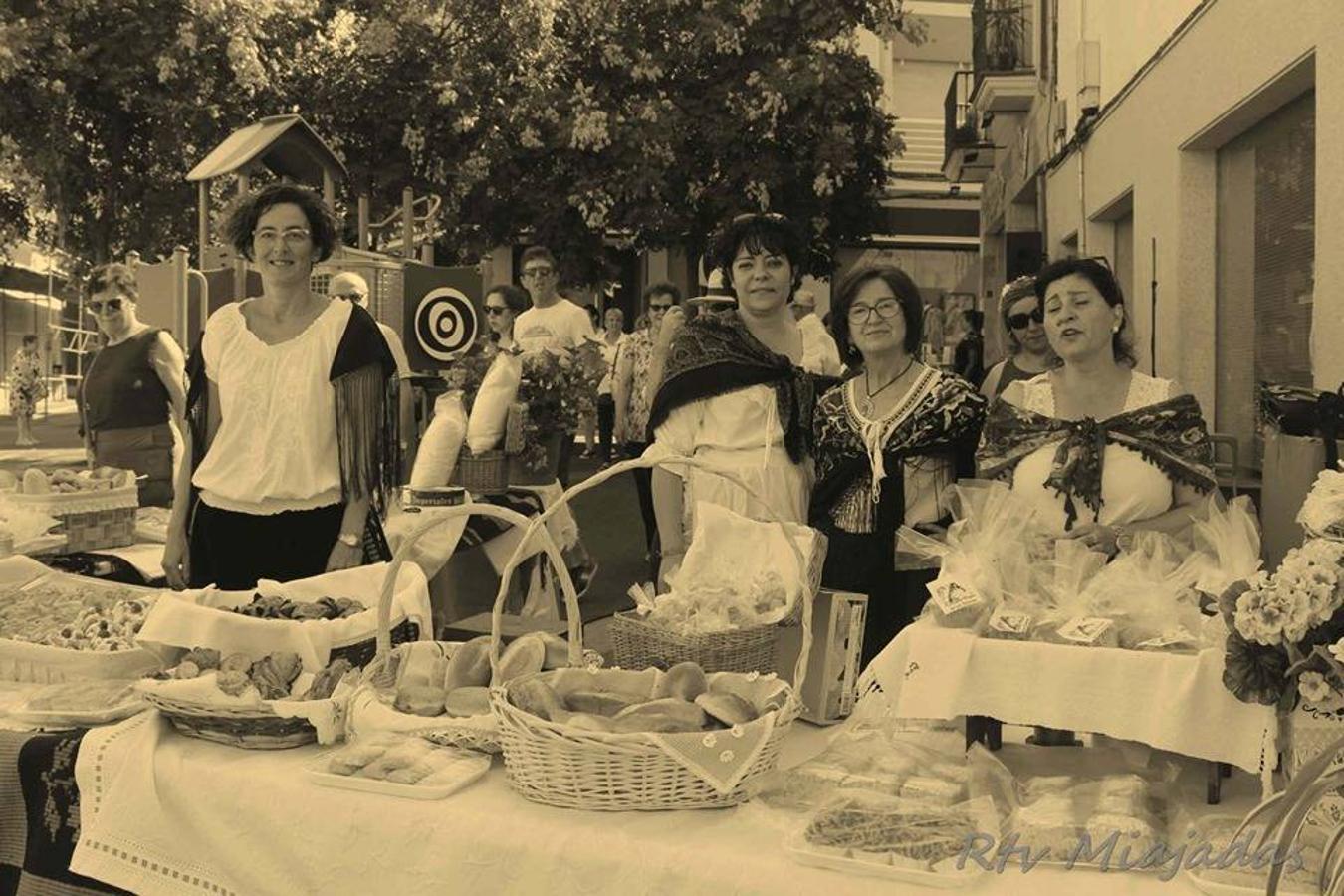 La localidad de Miajadas celebró el pasado fin de semana una bonita jornada en la que el centro del pueblo rememoró cómo eran las ferias de agosto en 1854. Decenas de vecinos, ataviados con la ropa de la época, disfrutaron de un evento singular y que estuvo orgnizado por la Sociedad Histórica Villa de Miajadas. 