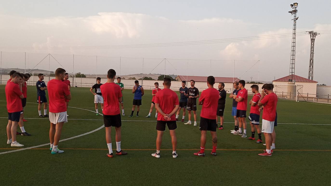 Los jugadores, pendientes de la charla del técnico Carlos Pizarro 