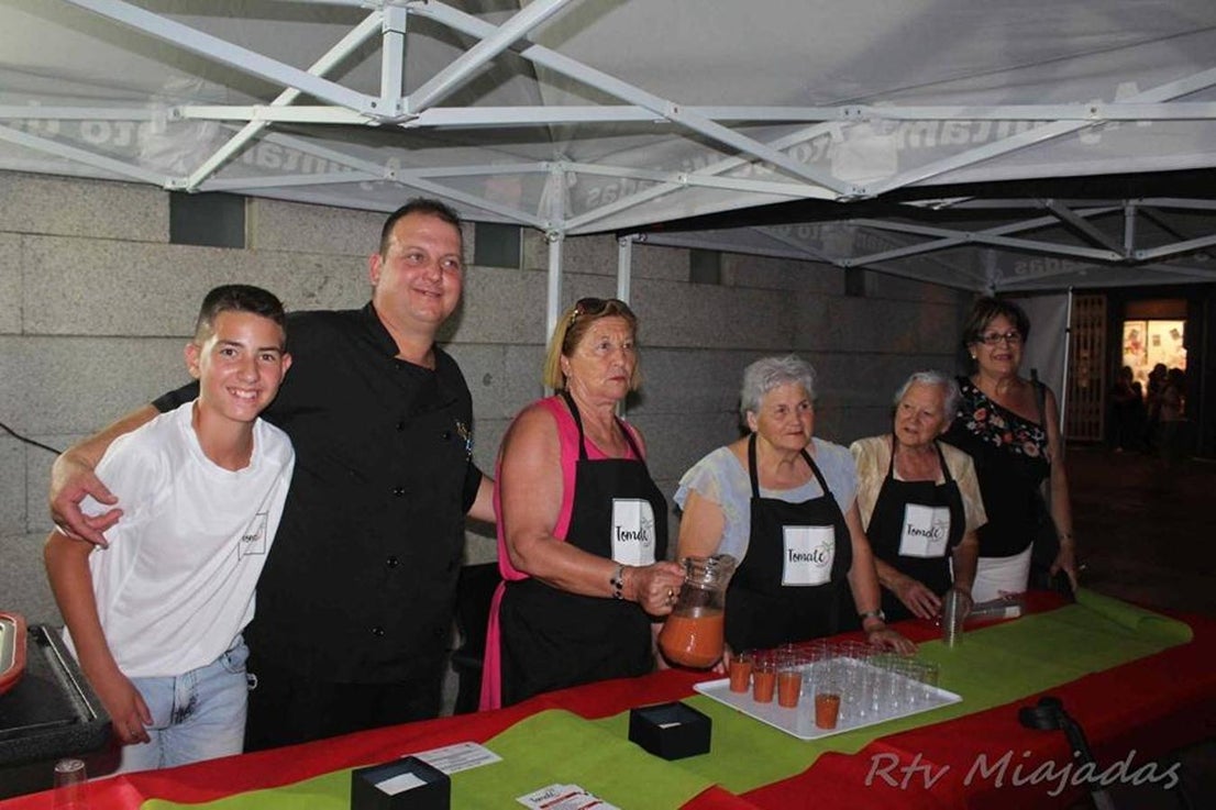 Folklore, gastronomía, música y claro está, mucho tomate. El fin de semana del 19 al 21 de julio la localidad miajadeña volvió a volcarse un año más con el alimento que caracteriza a Miajadas: el tomate. Tres días cargados de festividad en una tercera edición que mejora el nivel de años anteriores, objetivo perseguido por parte del consistorio. 