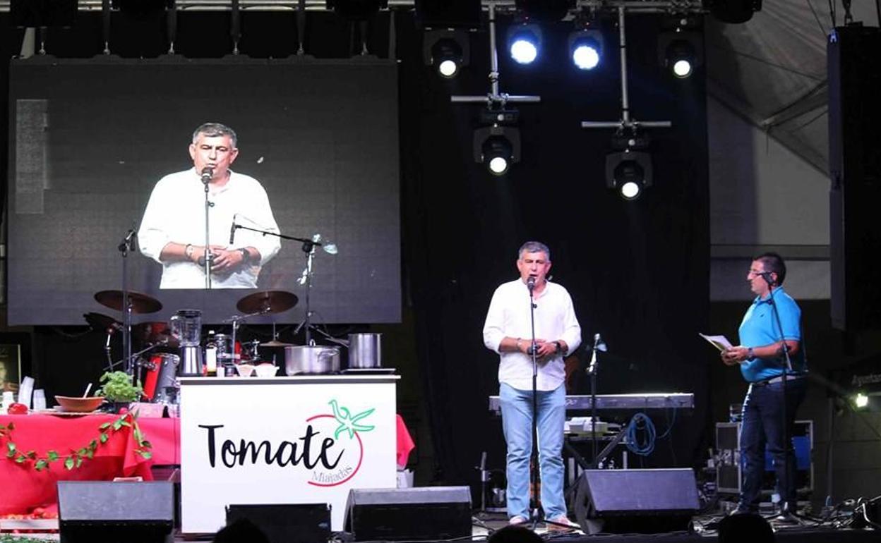 Antonio Díaz da un discurso durante la Feria del Tomate 