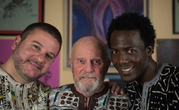 Julio Santiago con Mills Fox Edegerton y Massamba Diakhoumpa 