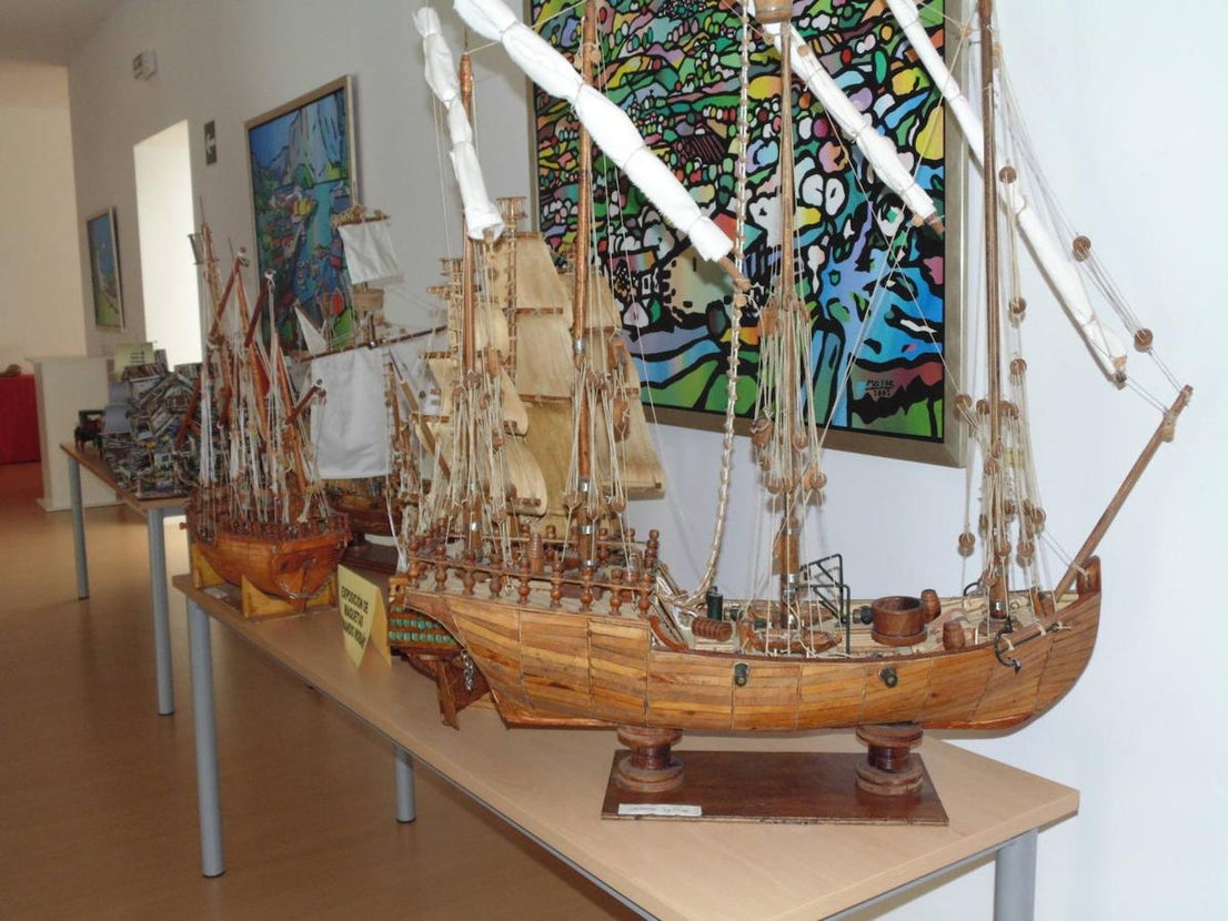 Desde el 2 de agosto y hasta el 30 del mismo mes se exponen en Miajadas múltiples muestras de arte de diversos autores. Maquetas, colecciones taurinas, pintura o recuerdos de cine, todo tiene cabida en este espacio tan singular de Miajadas