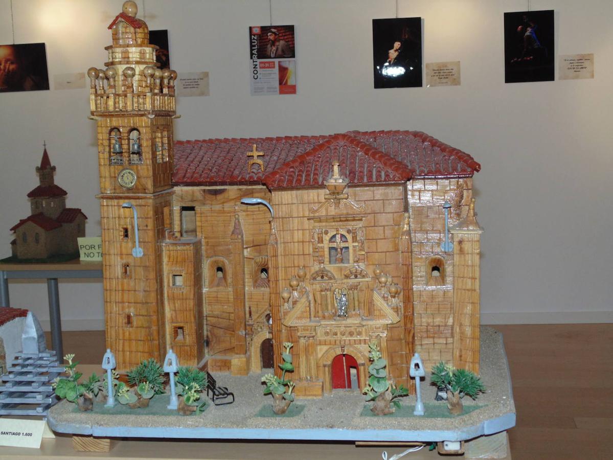 Desde el 2 de agosto y hasta el 30 del mismo mes se exponen en Miajadas múltiples muestras de arte de diversos autores. Maquetas, colecciones taurinas, pintura o recuerdos de cine, todo tiene cabida en este espacio tan singular de Miajadas