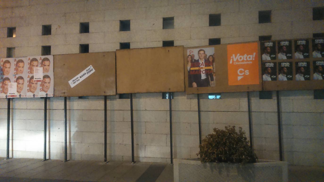 Paneles habilitados para la pegada de carteles en el comienzo de campaña electoral / 
