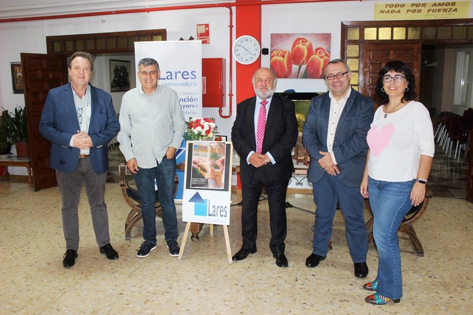 Juan José García, secretario general Lares, Antonio Díaz, alcalde Miajadas, Leonardo Galán Pedrosa, presidente Lares Extremadura, José Vicente Granado, director gerente SEPAD y Susana Sanz, directora de la residencia / 