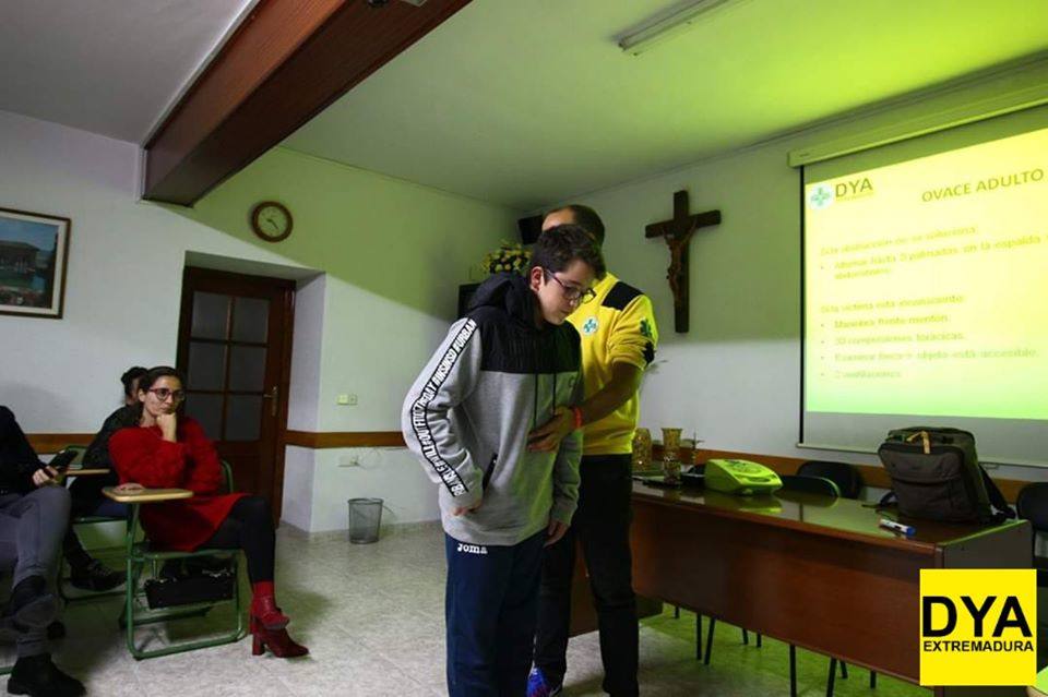 Alejandro Márquez, Instructor de la Asociación DYA Extremadura, muestra cómo actuar en caso de emergencia / 