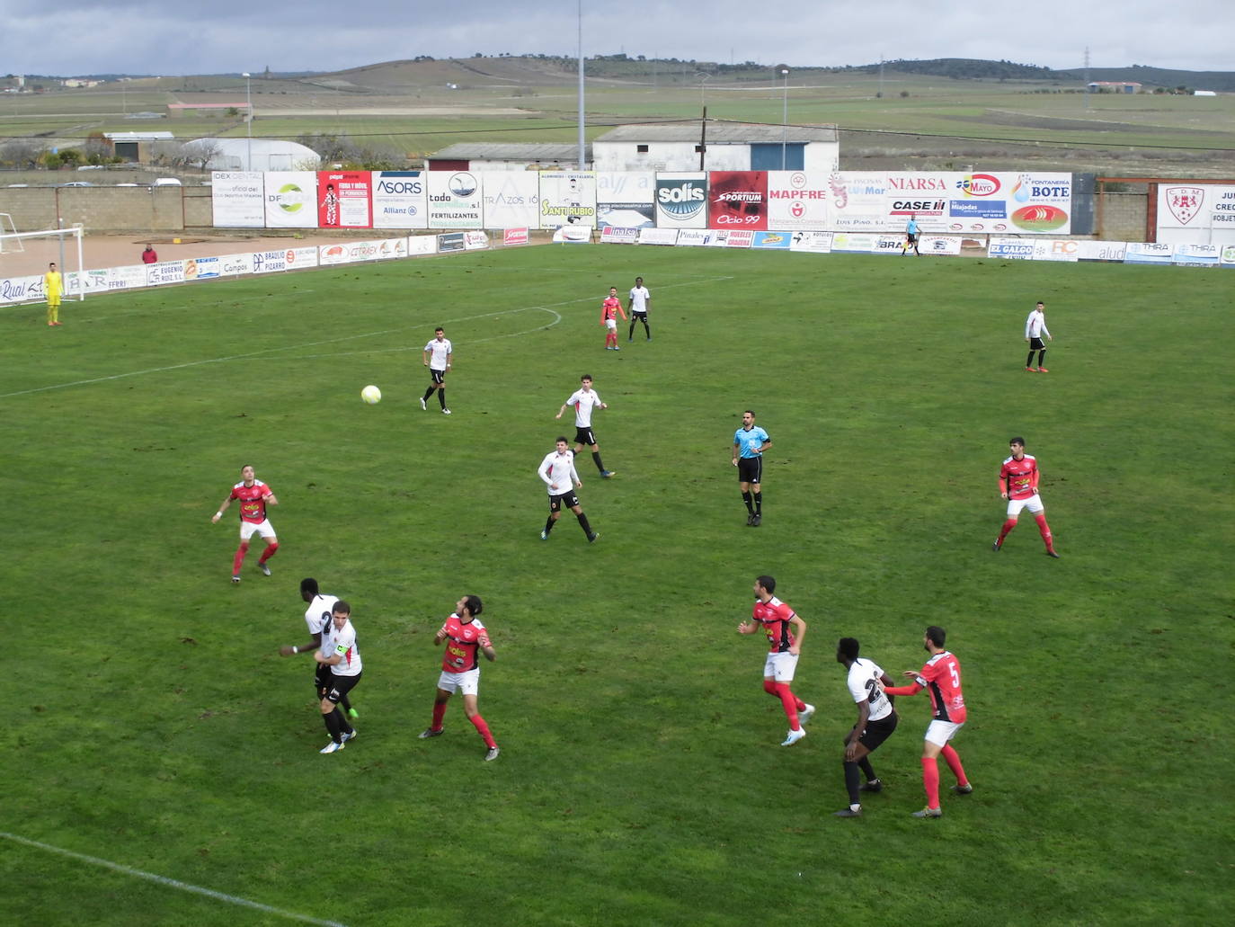 Disputa del balón entre el C.D. Miajadas y la U.D. Montijo / 