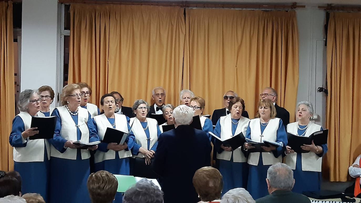 Coro del centro de mayores de Cáceres en su representación en el centro de mayores de Miajadas / 