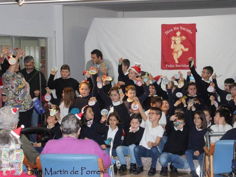 Alumnos del colegio 'Sagrado Corazón de Jesús' en su recital de villancicos / 