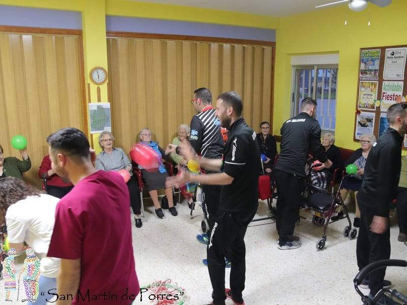 Los mayores en pleno entrenamiento con los jugadores de voleibol / 