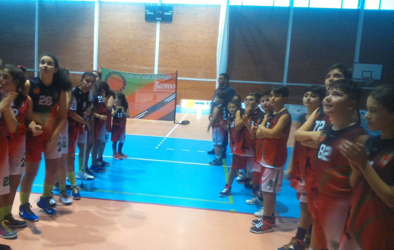 Pasillo formado por algunos jugadores en la presentación de los equipos / 