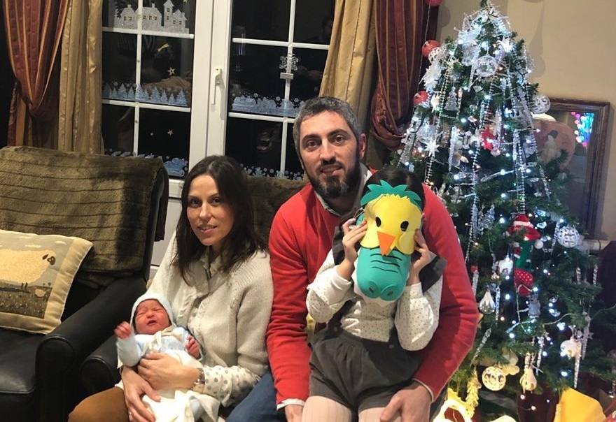 La pequeña Vega ya instalada en casa con su familia / 