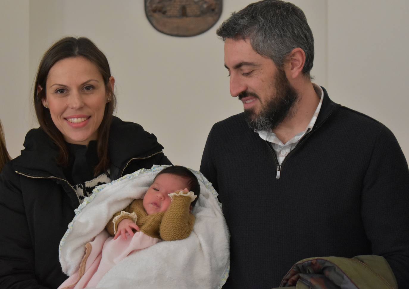 Conce Brito y David Rodríguez con su hija Vega en el Palacio Obispo Solís de Miajadas / 