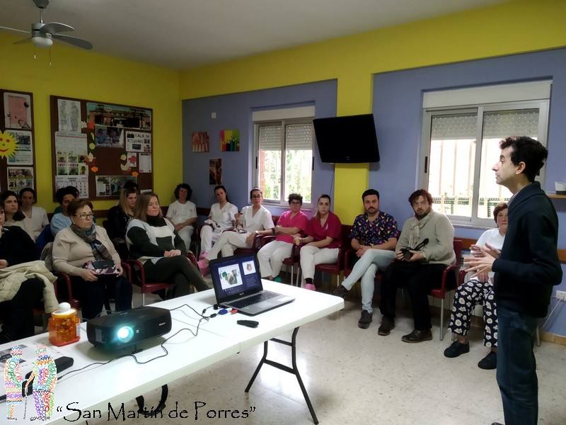 Los trabajadores de San Martín de Porres en el curso de 'Fitness emocional' / 