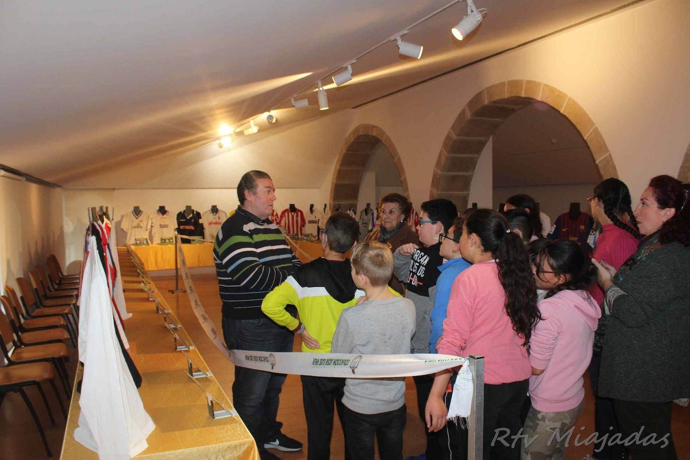 Los alumnos miajadeños visitaron por la mañana la exposición 