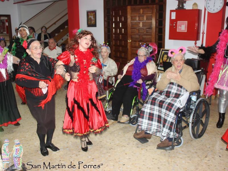 Residentes, familiares y trabajadores no han dejado de cantar y bailar 