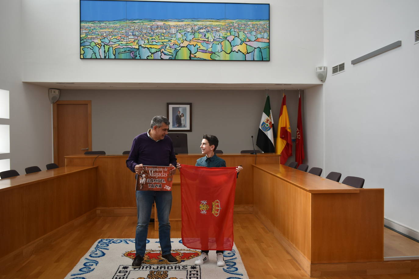 Antonio Díaz, alcalde de Miajadas, entrega la bandera de la localidad a Samuel Tapia 