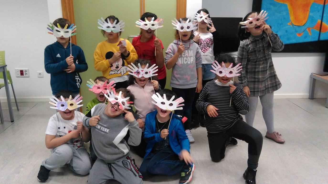Los alumnos hicieron máscaras venecianas con sus propias manos 