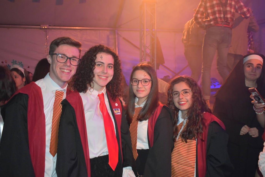 El fin de semana de Carnaval en Miajadas abrió lleno de actividades para el disfrute de pequeños y mayores.Los más pequeños deleitaron a los vecinos con sus desfiles llenos de color, con los colegios Sagrado Corazón, Nuestra Señora de Guadalupe, García Siñeriz o las escuelas Arco Iris, Majetes, y Jardín de Infancia Acuarela.Anoche se celebró el exitoso concurso de disfraces, un calentamiento para el Gran Desfile de Carnaval del sábado. Bajo el lema de este año 'La huerta miajadeña', más de 500 personas se concentraron en la carpa habilitada en la plaza. El primer premio, de 200 euros, fue a parar a manos del grupo de tractores 'El precio justo', el segundo premio, que consistía en 150 euros, fue otorgado al grupo 'Los paradores de Miajadas', y el cheque de 75 euros del tercer premio fue entregado al grupo 'Nos falta un hervor'. 