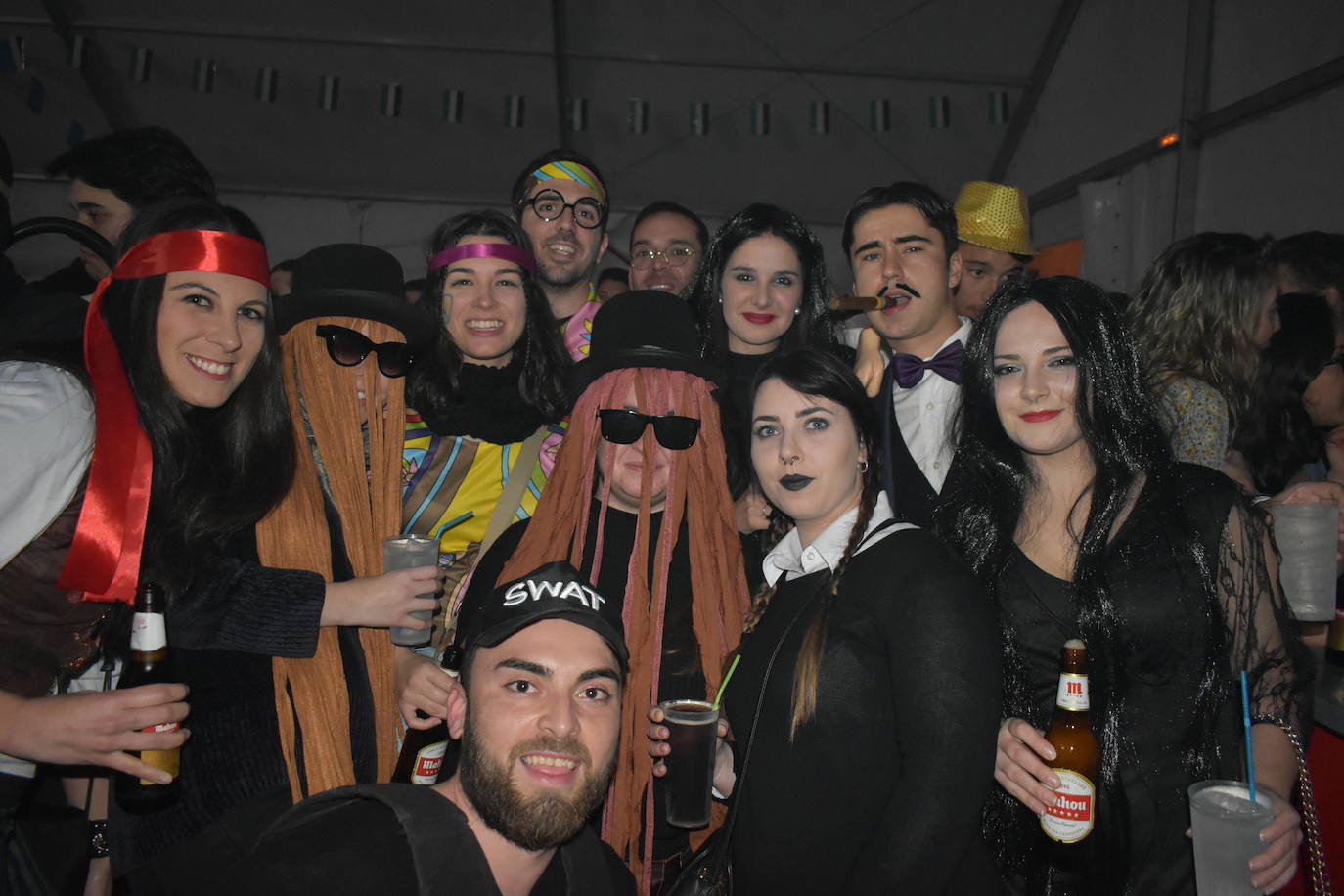 El fin de semana de Carnaval en Miajadas abrió lleno de actividades para el disfrute de pequeños y mayores.Los más pequeños deleitaron a los vecinos con sus desfiles llenos de color, con los colegios Sagrado Corazón, Nuestra Señora de Guadalupe, García Siñeriz o las escuelas Arco Iris, Majetes, y Jardín de Infancia Acuarela.Anoche se celebró el exitoso concurso de disfraces, un calentamiento para el Gran Desfile de Carnaval del sábado. Bajo el lema de este año 'La huerta miajadeña', más de 500 personas se concentraron en la carpa habilitada en la plaza. El primer premio, de 200 euros, fue a parar a manos del grupo de tractores 'El precio justo', el segundo premio, que consistía en 150 euros, fue otorgado al grupo 'Los paradores de Miajadas', y el cheque de 75 euros del tercer premio fue entregado al grupo 'Nos falta un hervor'. 