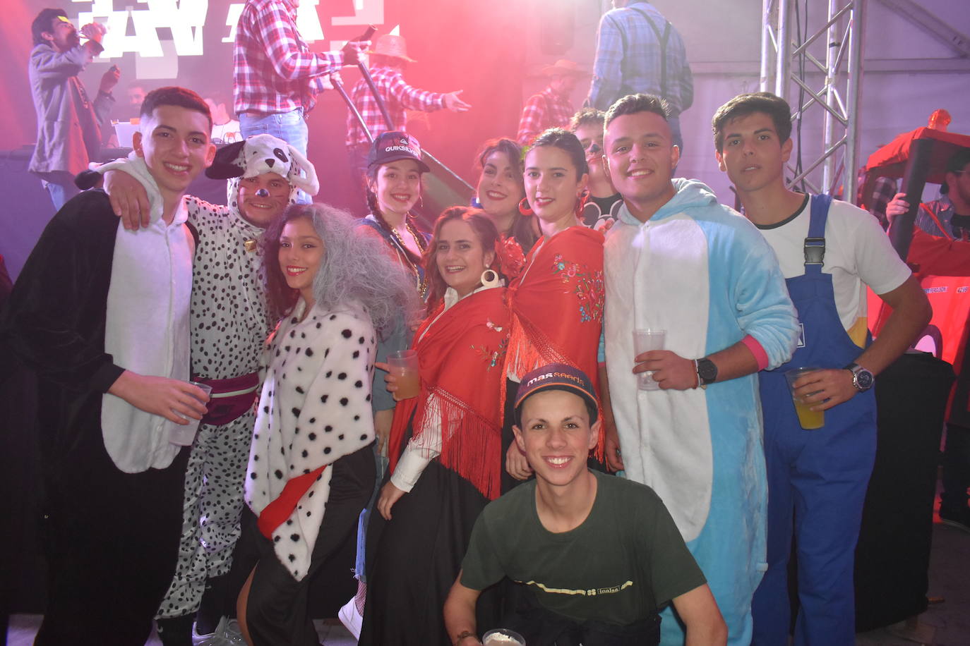 El fin de semana de Carnaval en Miajadas abrió lleno de actividades para el disfrute de pequeños y mayores.Los más pequeños deleitaron a los vecinos con sus desfiles llenos de color, con los colegios Sagrado Corazón, Nuestra Señora de Guadalupe, García Siñeriz o las escuelas Arco Iris, Majetes, y Jardín de Infancia Acuarela.Anoche se celebró el exitoso concurso de disfraces, un calentamiento para el Gran Desfile de Carnaval del sábado. Bajo el lema de este año 'La huerta miajadeña', más de 500 personas se concentraron en la carpa habilitada en la plaza. El primer premio, de 200 euros, fue a parar a manos del grupo de tractores 'El precio justo', el segundo premio, que consistía en 150 euros, fue otorgado al grupo 'Los paradores de Miajadas', y el cheque de 75 euros del tercer premio fue entregado al grupo 'Nos falta un hervor'. 