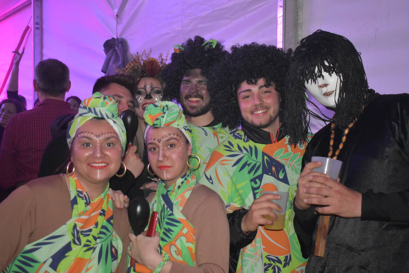 El fin de semana de Carnaval en Miajadas abrió lleno de actividades para el disfrute de pequeños y mayores.Los más pequeños deleitaron a los vecinos con sus desfiles llenos de color, con los colegios Sagrado Corazón, Nuestra Señora de Guadalupe, García Siñeriz o las escuelas Arco Iris, Majetes, y Jardín de Infancia Acuarela.Anoche se celebró el exitoso concurso de disfraces, un calentamiento para el Gran Desfile de Carnaval del sábado. Bajo el lema de este año 'La huerta miajadeña', más de 500 personas se concentraron en la carpa habilitada en la plaza. El primer premio, de 200 euros, fue a parar a manos del grupo de tractores 'El precio justo', el segundo premio, que consistía en 150 euros, fue otorgado al grupo 'Los paradores de Miajadas', y el cheque de 75 euros del tercer premio fue entregado al grupo 'Nos falta un hervor'. 