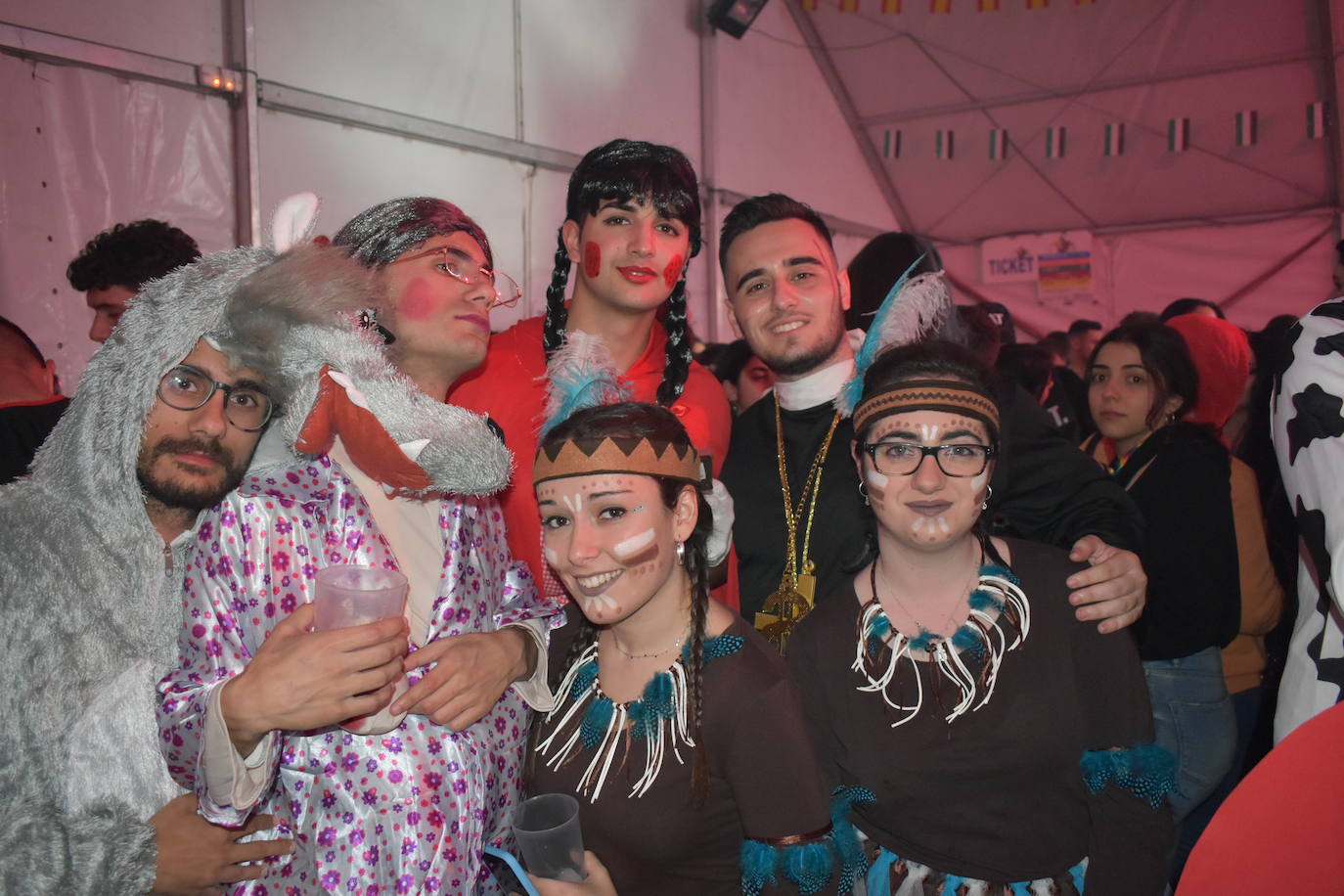 El fin de semana de Carnaval en Miajadas abrió lleno de actividades para el disfrute de pequeños y mayores.Los más pequeños deleitaron a los vecinos con sus desfiles llenos de color, con los colegios Sagrado Corazón, Nuestra Señora de Guadalupe, García Siñeriz o las escuelas Arco Iris, Majetes, y Jardín de Infancia Acuarela.Anoche se celebró el exitoso concurso de disfraces, un calentamiento para el Gran Desfile de Carnaval del sábado. Bajo el lema de este año 'La huerta miajadeña', más de 500 personas se concentraron en la carpa habilitada en la plaza. El primer premio, de 200 euros, fue a parar a manos del grupo de tractores 'El precio justo', el segundo premio, que consistía en 150 euros, fue otorgado al grupo 'Los paradores de Miajadas', y el cheque de 75 euros del tercer premio fue entregado al grupo 'Nos falta un hervor'. 