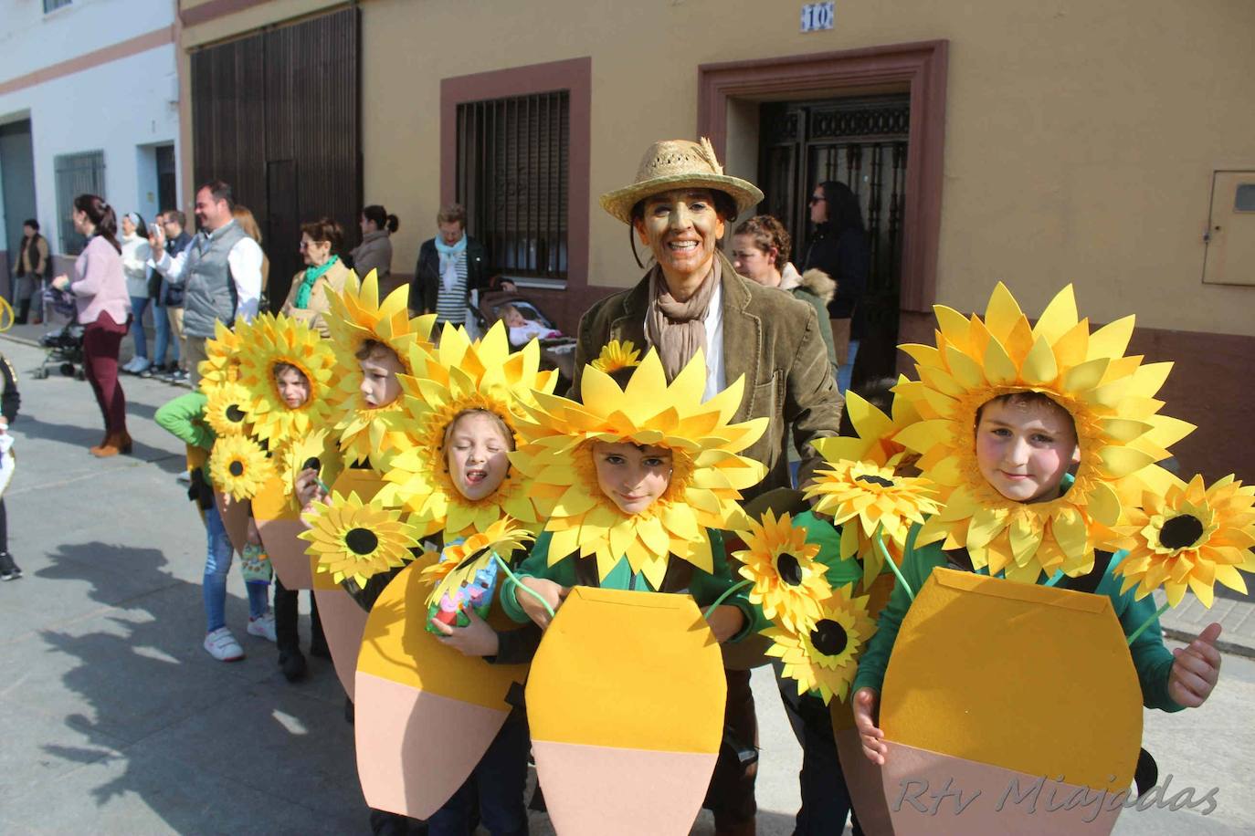 El fin de semana de Carnaval en Miajadas abrió lleno de actividades para el disfrute de pequeños y mayores.Los más pequeños deleitaron a los vecinos con sus desfiles llenos de color, con los colegios Sagrado Corazón, Nuestra Señora de Guadalupe, García Siñeriz o las escuelas Arco Iris, Majetes, y Jardín de Infancia Acuarela.Anoche se celebró el exitoso concurso de disfraces, un calentamiento para el Gran Desfile de Carnaval del sábado. Bajo el lema de este año 'La huerta miajadeña', más de 500 personas se concentraron en la carpa habilitada en la plaza. El primer premio, de 200 euros, fue a parar a manos del grupo de tractores 'El precio justo', el segundo premio, que consistía en 150 euros, fue otorgado al grupo 'Los paradores de Miajadas', y el cheque de 75 euros del tercer premio fue entregado al grupo 'Nos falta un hervor'. 