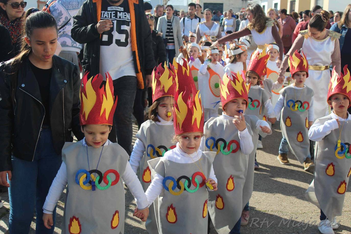 El fin de semana de Carnaval en Miajadas abrió lleno de actividades para el disfrute de pequeños y mayores.Los más pequeños deleitaron a los vecinos con sus desfiles llenos de color, con los colegios Sagrado Corazón, Nuestra Señora de Guadalupe, García Siñeriz o las escuelas Arco Iris, Majetes, y Jardín de Infancia Acuarela.Anoche se celebró el exitoso concurso de disfraces, un calentamiento para el Gran Desfile de Carnaval del sábado. Bajo el lema de este año 'La huerta miajadeña', más de 500 personas se concentraron en la carpa habilitada en la plaza. El primer premio, de 200 euros, fue a parar a manos del grupo de tractores 'El precio justo', el segundo premio, que consistía en 150 euros, fue otorgado al grupo 'Los paradores de Miajadas', y el cheque de 75 euros del tercer premio fue entregado al grupo 'Nos falta un hervor'. 