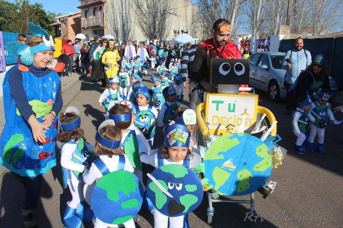 El fin de semana de Carnaval en Miajadas abrió lleno de actividades para el disfrute de pequeños y mayores.Los más pequeños deleitaron a los vecinos con sus desfiles llenos de color, con los colegios Sagrado Corazón, Nuestra Señora de Guadalupe, García Siñeriz o las escuelas Arco Iris, Majetes, y Jardín de Infancia Acuarela.Anoche se celebró el exitoso concurso de disfraces, un calentamiento para el Gran Desfile de Carnaval del sábado. Bajo el lema de este año 'La huerta miajadeña', más de 500 personas se concentraron en la carpa habilitada en la plaza. El primer premio, de 200 euros, fue a parar a manos del grupo de tractores 'El precio justo', el segundo premio, que consistía en 150 euros, fue otorgado al grupo 'Los paradores de Miajadas', y el cheque de 75 euros del tercer premio fue entregado al grupo 'Nos falta un hervor'. 