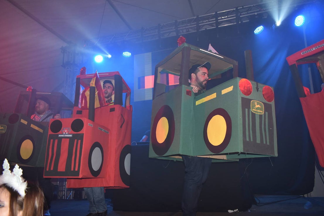 El fin de semana de Carnaval en Miajadas abrió lleno de actividades para el disfrute de pequeños y mayores.Los más pequeños deleitaron a los vecinos con sus desfiles llenos de color, con los colegios Sagrado Corazón, Nuestra Señora de Guadalupe, García Siñeriz o las escuelas Arco Iris, Majetes, y Jardín de Infancia Acuarela.Anoche se celebró el exitoso concurso de disfraces, un calentamiento para el Gran Desfile de Carnaval del sábado. Bajo el lema de este año 'La huerta miajadeña', más de 500 personas se concentraron en la carpa habilitada en la plaza. El primer premio, de 200 euros, fue a parar a manos del grupo de tractores 'El precio justo', el segundo premio, que consistía en 150 euros, fue otorgado al grupo 'Los paradores de Miajadas', y el cheque de 75 euros del tercer premio fue entregado al grupo 'Nos falta un hervor'. 