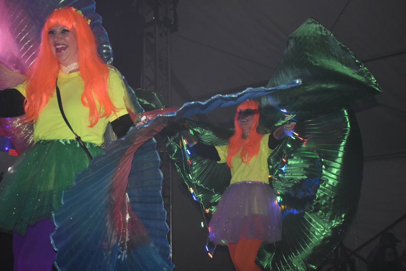 El fin de semana de Carnaval en Miajadas abrió lleno de actividades para el disfrute de pequeños y mayores.Los más pequeños deleitaron a los vecinos con sus desfiles llenos de color, con los colegios Sagrado Corazón, Nuestra Señora de Guadalupe, García Siñeriz o las escuelas Arco Iris, Majetes, y Jardín de Infancia Acuarela.Anoche se celebró el exitoso concurso de disfraces, un calentamiento para el Gran Desfile de Carnaval del sábado. Bajo el lema de este año 'La huerta miajadeña', más de 500 personas se concentraron en la carpa habilitada en la plaza. El primer premio, de 200 euros, fue a parar a manos del grupo de tractores 'El precio justo', el segundo premio, que consistía en 150 euros, fue otorgado al grupo 'Los paradores de Miajadas', y el cheque de 75 euros del tercer premio fue entregado al grupo 'Nos falta un hervor'. 