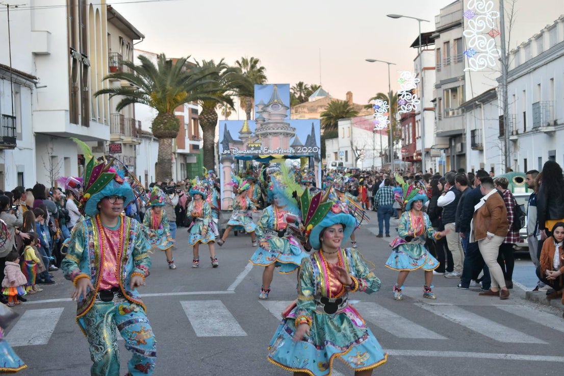 La tarde del pasado sábado 22 de febrero Miajadas acogió a cientos de personas que participaron en el Gran Desfile de Carnaval y asistieron a presenciarlo y disfrutarlo. La localidad se convirtió en un mundo de fantasía donde todo tenía cabida: Alaskas de diferentes edades, científicos locos, las Olimpiadas, luchadores de esgrima, astronautas, monstruos, caballeros, vikingos del futuro, arlequines, hortalizas que cobraron vida, piratas que llegaron desde muy muy lejos y traían su propia isla a cuestas, tribus llegadas desde tierras aún más lejanas, e incluso el mismísimo Buda. El mundo Disney fue el gran protagonista, con bailarines de fantasía, princesas hormonadas, madrastras malvadas, Blancanieves y el príncipe, Pinocho y Geppetto y Alicia en el País de las maravillas con un sombrerero loco multiplicado sobre sí mismo. El gran musical que marcó la vida de muchos y muchas adolescentes y el gran referente que es en sí misma la película 'Grease' llegó a Miajadas de mano de la comparsa 'Los Colegas'. Y, cómo no, la gran maestría de los músicos que amenizaron el desfile de más de 700 participantes y que, como merecía la ocasión, lucieron sus mejores galas. 
