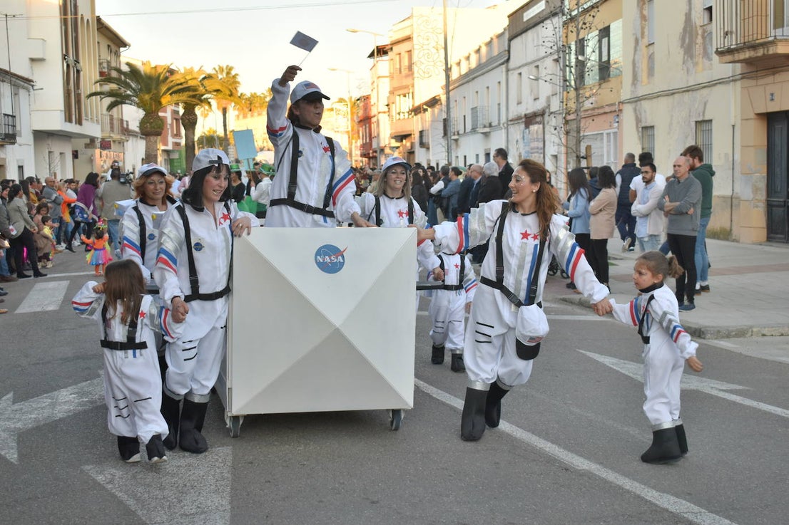 La tarde del pasado sábado 22 de febrero Miajadas acogió a cientos de personas que participaron en el Gran Desfile de Carnaval y asistieron a presenciarlo y disfrutarlo. La localidad se convirtió en un mundo de fantasía donde todo tenía cabida: Alaskas de diferentes edades, científicos locos, las Olimpiadas, luchadores de esgrima, astronautas, monstruos, caballeros, vikingos del futuro, arlequines, hortalizas que cobraron vida, piratas que llegaron desde muy muy lejos y traían su propia isla a cuestas, tribus llegadas desde tierras aún más lejanas, e incluso el mismísimo Buda. El mundo Disney fue el gran protagonista, con bailarines de fantasía, princesas hormonadas, madrastras malvadas, Blancanieves y el príncipe, Pinocho y Geppetto y Alicia en el País de las maravillas con un sombrerero loco multiplicado sobre sí mismo. El gran musical que marcó la vida de muchos y muchas adolescentes y el gran referente que es en sí misma la película 'Grease' llegó a Miajadas de mano de la comparsa 'Los Colegas'. Y, cómo no, la gran maestría de los músicos que amenizaron el desfile de más de 700 participantes y que, como merecía la ocasión, lucieron sus mejores galas. 
