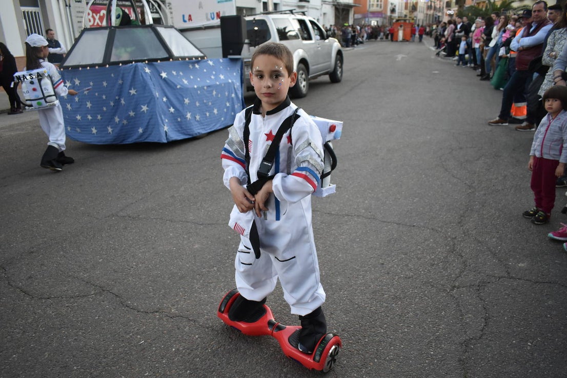 La tarde del pasado sábado 22 de febrero Miajadas acogió a cientos de personas que participaron en el Gran Desfile de Carnaval y asistieron a presenciarlo y disfrutarlo. La localidad se convirtió en un mundo de fantasía donde todo tenía cabida: Alaskas de diferentes edades, científicos locos, las Olimpiadas, luchadores de esgrima, astronautas, monstruos, caballeros, vikingos del futuro, arlequines, hortalizas que cobraron vida, piratas que llegaron desde muy muy lejos y traían su propia isla a cuestas, tribus llegadas desde tierras aún más lejanas, e incluso el mismísimo Buda. El mundo Disney fue el gran protagonista, con bailarines de fantasía, princesas hormonadas, madrastras malvadas, Blancanieves y el príncipe, Pinocho y Geppetto y Alicia en el País de las maravillas con un sombrerero loco multiplicado sobre sí mismo. El gran musical que marcó la vida de muchos y muchas adolescentes y el gran referente que es en sí misma la película 'Grease' llegó a Miajadas de mano de la comparsa 'Los Colegas'. Y, cómo no, la gran maestría de los músicos que amenizaron el desfile de más de 700 participantes y que, como merecía la ocasión, lucieron sus mejores galas. 