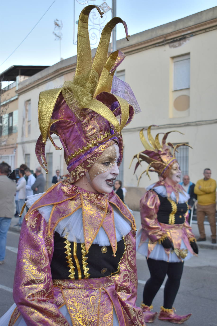 La tarde del pasado sábado 22 de febrero Miajadas acogió a cientos de personas que participaron en el Gran Desfile de Carnaval y asistieron a presenciarlo y disfrutarlo. La localidad se convirtió en un mundo de fantasía donde todo tenía cabida: Alaskas de diferentes edades, científicos locos, las Olimpiadas, luchadores de esgrima, astronautas, monstruos, caballeros, vikingos del futuro, arlequines, hortalizas que cobraron vida, piratas que llegaron desde muy muy lejos y traían su propia isla a cuestas, tribus llegadas desde tierras aún más lejanas, e incluso el mismísimo Buda. El mundo Disney fue el gran protagonista, con bailarines de fantasía, princesas hormonadas, madrastras malvadas, Blancanieves y el príncipe, Pinocho y Geppetto y Alicia en el País de las maravillas con un sombrerero loco multiplicado sobre sí mismo. El gran musical que marcó la vida de muchos y muchas adolescentes y el gran referente que es en sí misma la película 'Grease' llegó a Miajadas de mano de la comparsa 'Los Colegas'. Y, cómo no, la gran maestría de los músicos que amenizaron el desfile de más de 700 participantes y que, como merecía la ocasión, lucieron sus mejores galas. 